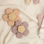 Twee Flower Spinners van Mom Glowth in roze en lila op zachte babydeken – sensorisch speelgoed van food-grade siliconen, BPA-vrij, vanaf 6 maanden