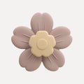 Flower Spinner van Mom Glowth in lila met crème middelpunt en zuignap – sensorisch speelgoed van food-grade siliconen, BPA-vrij, vanaf 6 maanden