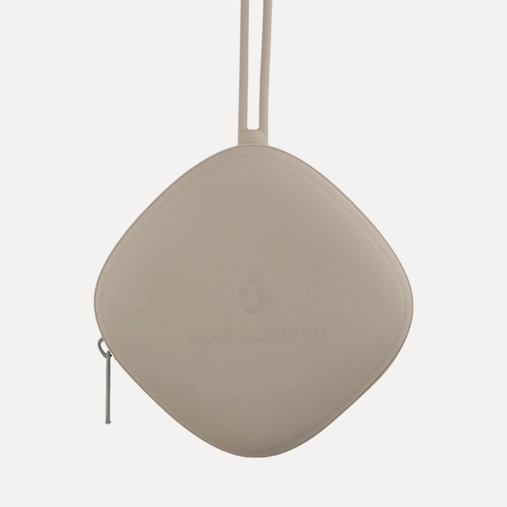 Siliconen fopspeenhouder van Mom Glowth in kiezelbeige met rits en bevestigingslus – BPA-vrij, food-grade siliconen, compact en hygiënisch