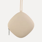 Siliconen fopspeenhouder van Mom Glowth in nude beige met rits en bevestigingslus – BPA-vrij, food-grade siliconen, compact en hygiënisch
