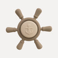 Little Captain's Spinner van Mom Glowth in warm taupe met zuignap – sensorisch speelgoed van food-grade siliconen, BPA-vrij, vanaf 6 maanden