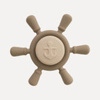 Little Captain's Spinner van Mom Glowth in warm taupe met zuignap – sensorisch speelgoed van food-grade siliconen, BPA-vrij, vanaf 6 maanden