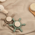 Twee Little Captain's Spinners van Mom Glowth in warm taupe en sage op geweven deken – sensorisch stuurwiel met zuignap, food-grade siliconen, BPA-vrij