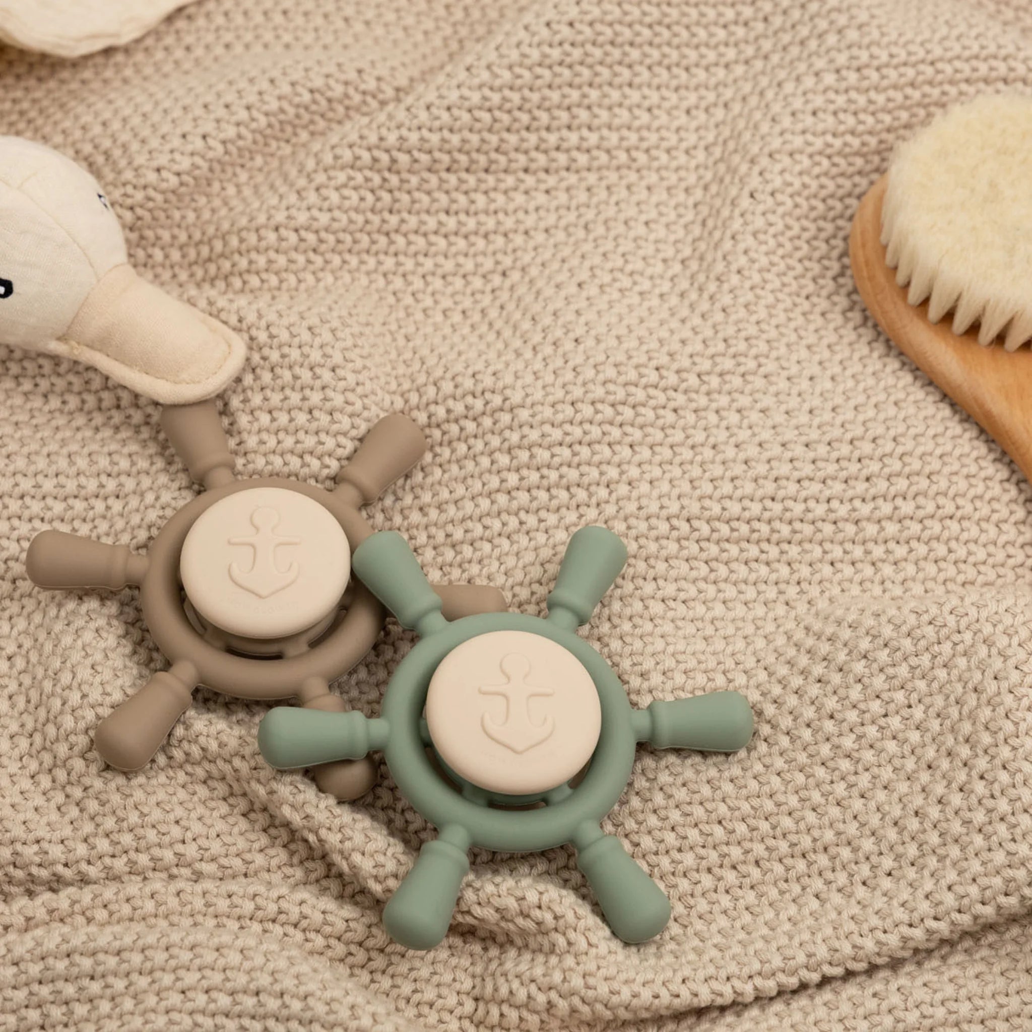 Twee Little Captain's Spinners van Mom Glowth in warm taupe en sage op geweven deken – sensorisch stuurwiel met zuignap, food-grade siliconen, BPA-vrij