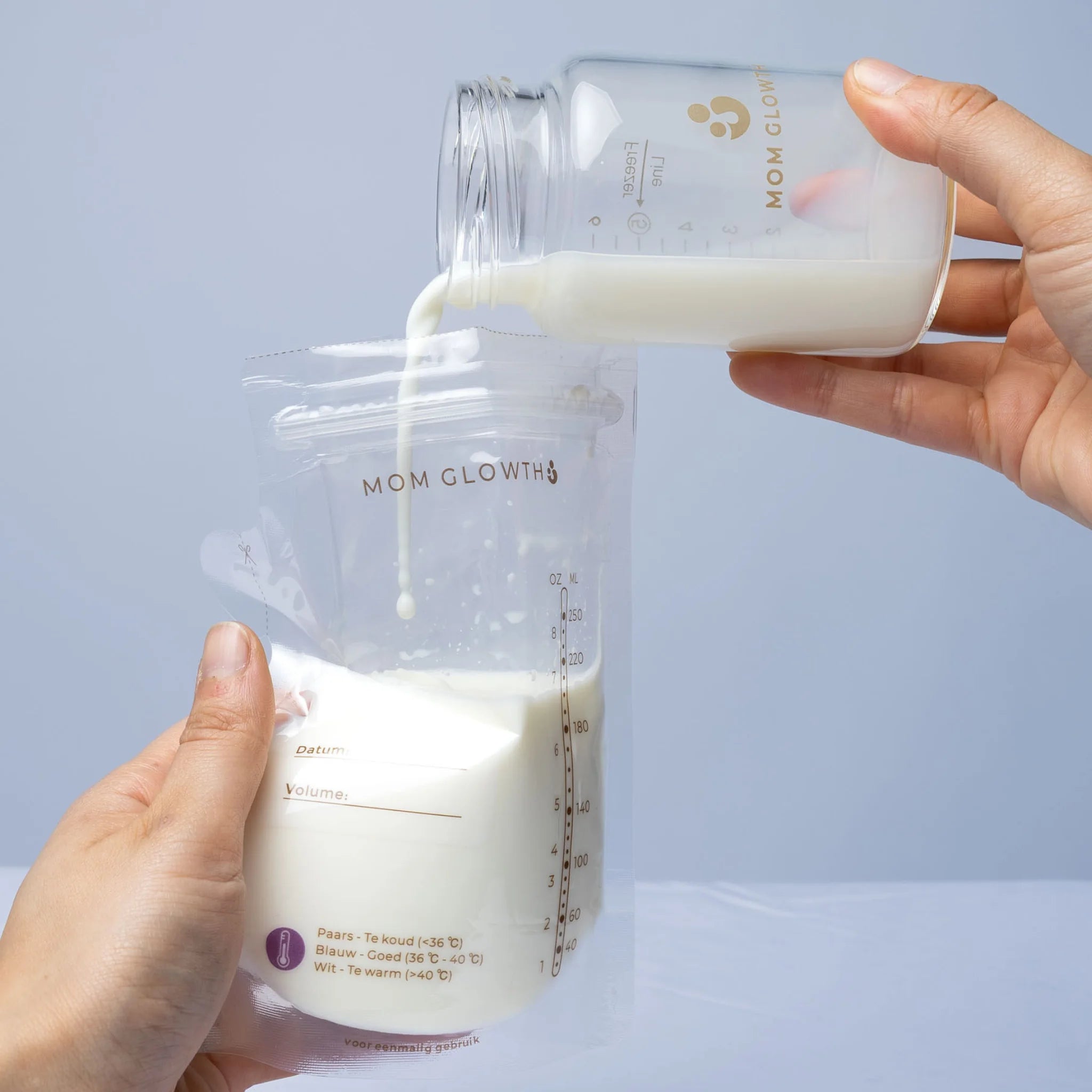 Moedermelk wordt via schenktuit in moedermelk bewaarzakje van Mom Glowth gegoten vanuit glazen flesje – BPA-vrij, lekvrije sluiting, makkelijk overgieten